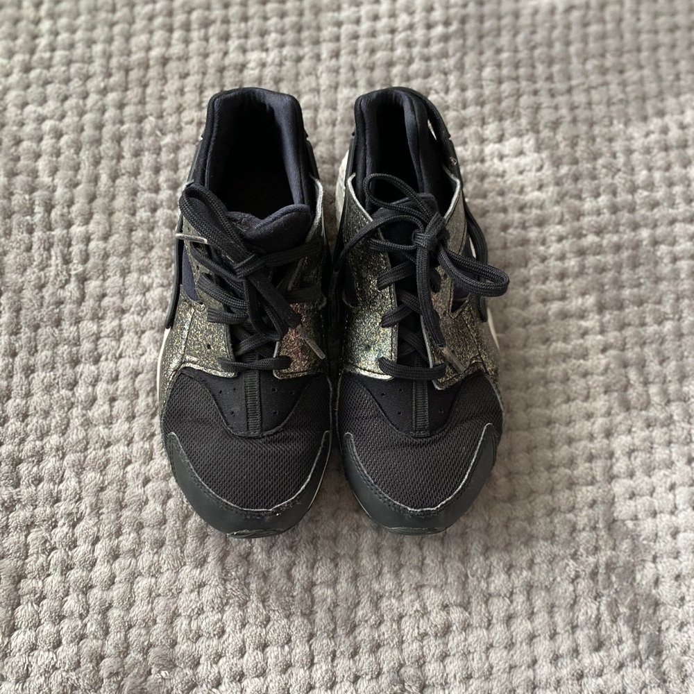 Girls huaraches size 3 black and gold